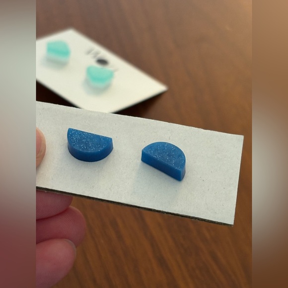 Bundle of Woll acrylic earrings (3) - Picture 5 of 5